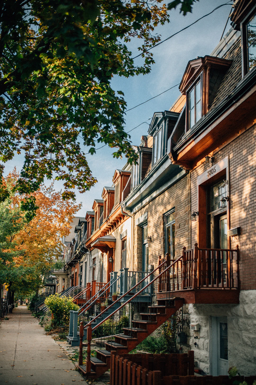 Reel vertical : façades et escaliers du Plateau-Mont-Royal