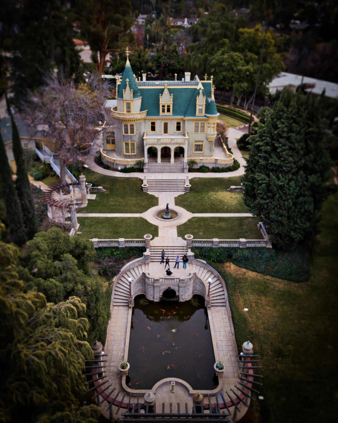 Vue aérienne d’un château, de ses jardins et de son bassin