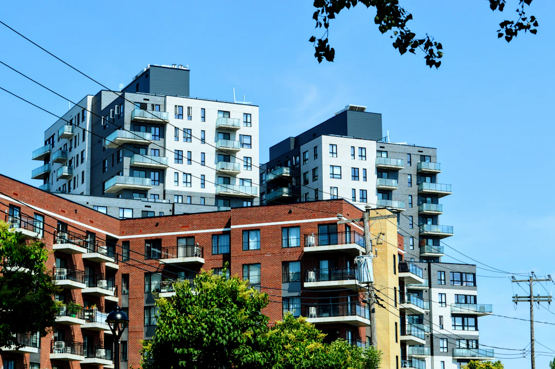 Immeubles de condos récents avec balcons vitrés