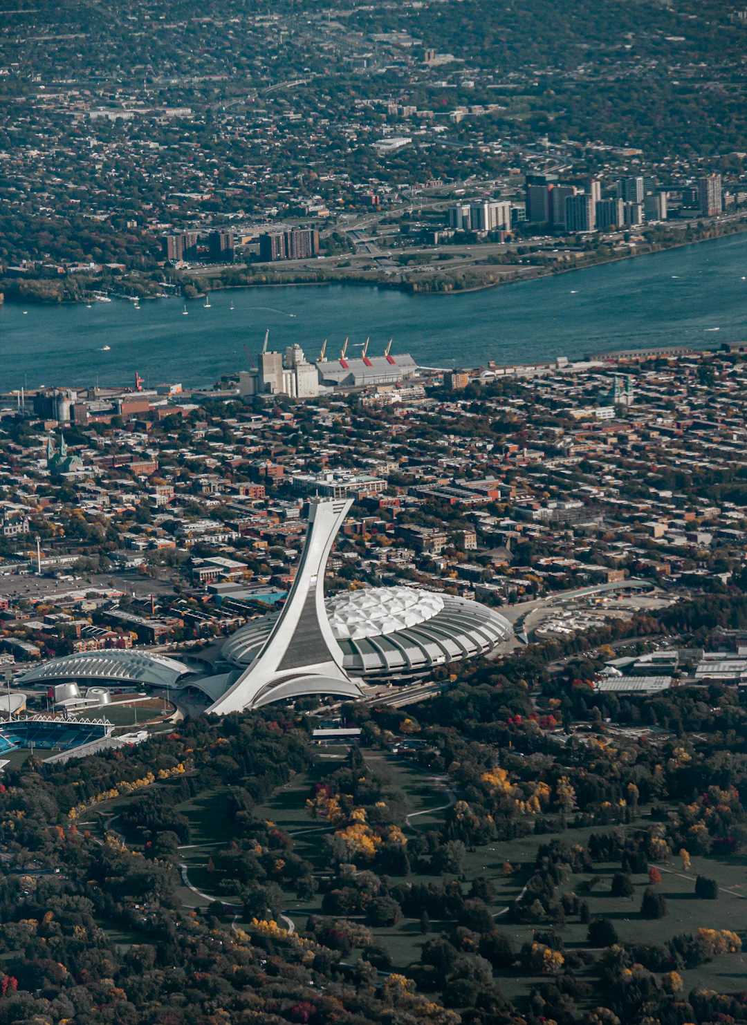 Vue aérienne du Stade olympique de Montréal, du quartier et du fleuve Saint-Laurent