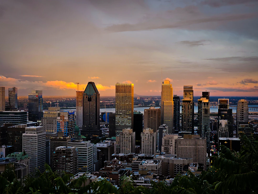 Gratte-ciel du centre-ville de Montréal au coucher du soleil, vus du mont Royal
