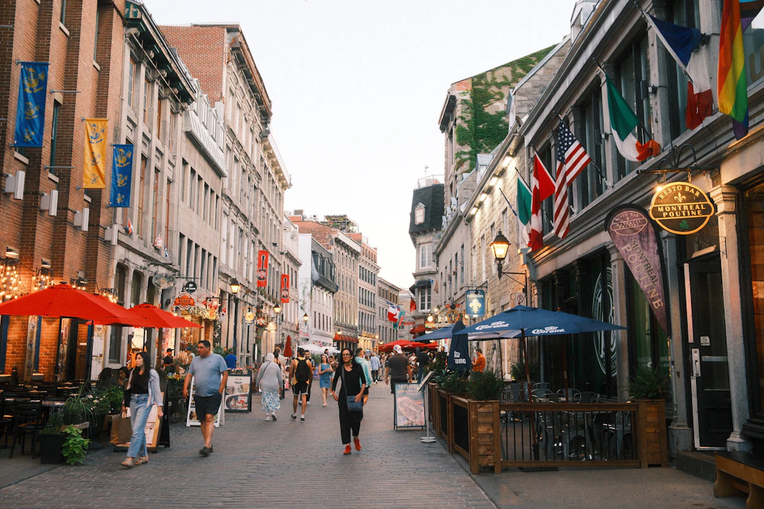 Rue piétonne du Vieux-Montréal bordée de terrasses